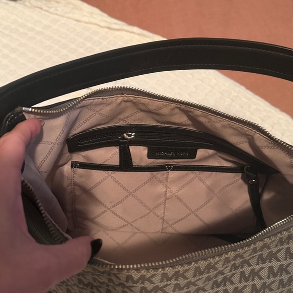 Michael Kors Aria Large Logo Jacquard Shoulder - Silver - Picture 8 of 9